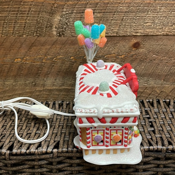 Department 56 "Dottie's Gumdrop Diner" Lighted Christmas 2004 COLLECTIBLE - Picture 3 of 13